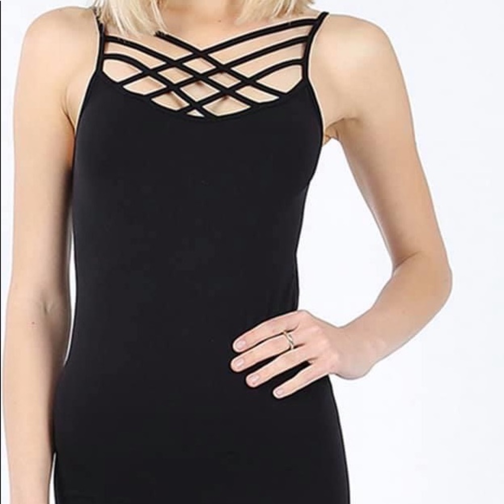 Black Seamless crisscrossed front cami